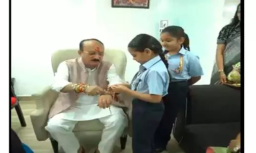रक्षाबंधन से पहले छात्रों ने दिल्ली के मंत्री आशीष सूद को बांधी राखी
