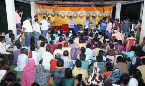 कलेक्टर कुंदन ने लगाई चौपाल, ग्रामीणों के बीच जमीन पर बैठकर सुनीं समस्याएं