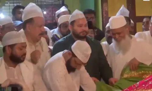 खानकाह फुलवारी पहुंचे तेजस्वी यादव चादरपोशी कर प्रदेशवासियों के लिए मांगी दुआ