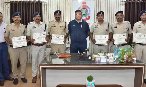 देशी कट्टा और जिंदा कारतूस के साथ आरोपी पकड़ने वाली खुर्सीपार पुलिस टीम सम्मानित देशी कट्टा और जिंदा कारतूस के साथ आरोपी पकड़ने वाली खुर्सीपार पुलिस टीम सम्मानित