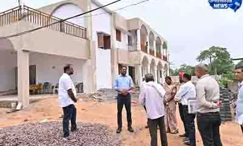 कलेक्टर ने जनमन योजना अंतर्गत बनाए जा रहे आवासीय हॉस्टल का किया निरीक्षण