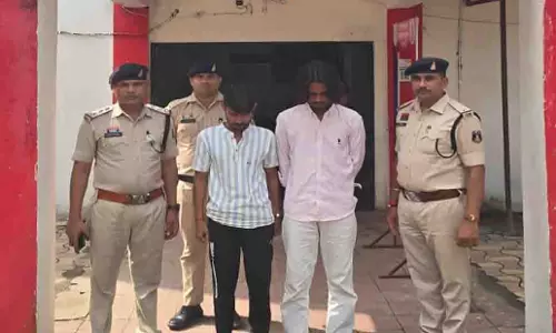 धारदार हथियार लहराकर लोगों को डराने वाले दो आरोपी गिरफ्तार
