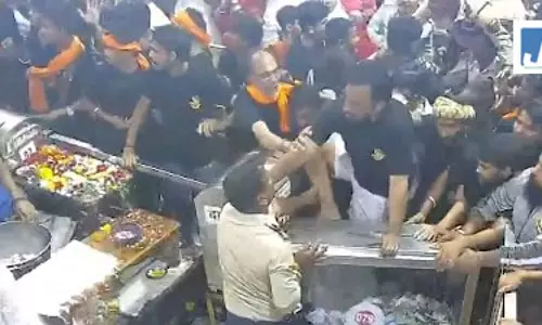 उज्जैन के महाकाल मंदिर में कांवड़ियों के बैरिकेड तोड़ने के प्रयास के बाद हंगामा उज्जैन के महाकाल मंदिर में कांवड़ियों के बैरिकेड तोड़ने के प्रयास के बाद हंगामा