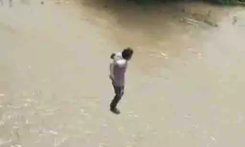 उफनती सोन नदी में पुल से छलांग लगाकर स्टंट, वीडियो वायरल