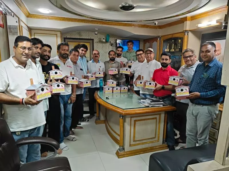 फतेहाबाद की गौरैया के लिए 100 कृत्रिम घोंसले लगाए गए फतेहाबाद की गौरैया के लिए 100 कृत्रिम घोंसले लगाए गए