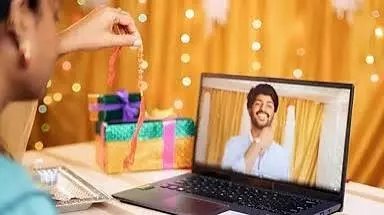 भाई बहन दूर हैं तो ऐसे बनाएं रक्षाबंधन को यादगार ऑनलाइन मनाएं त्योहार भाई बहन दूर हैं तो ऐसे बनाएं रक्षाबंधन को यादगार ऑनलाइन मनाएं त्योहार