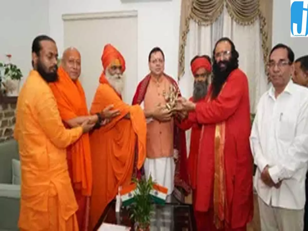 धार्मिक यात्रा को लेकर साधु संतों ने सीएम धामी से की भेंट धार्मिक यात्रा को लेकर साधु संतों ने सीएम धामी से की भेंट