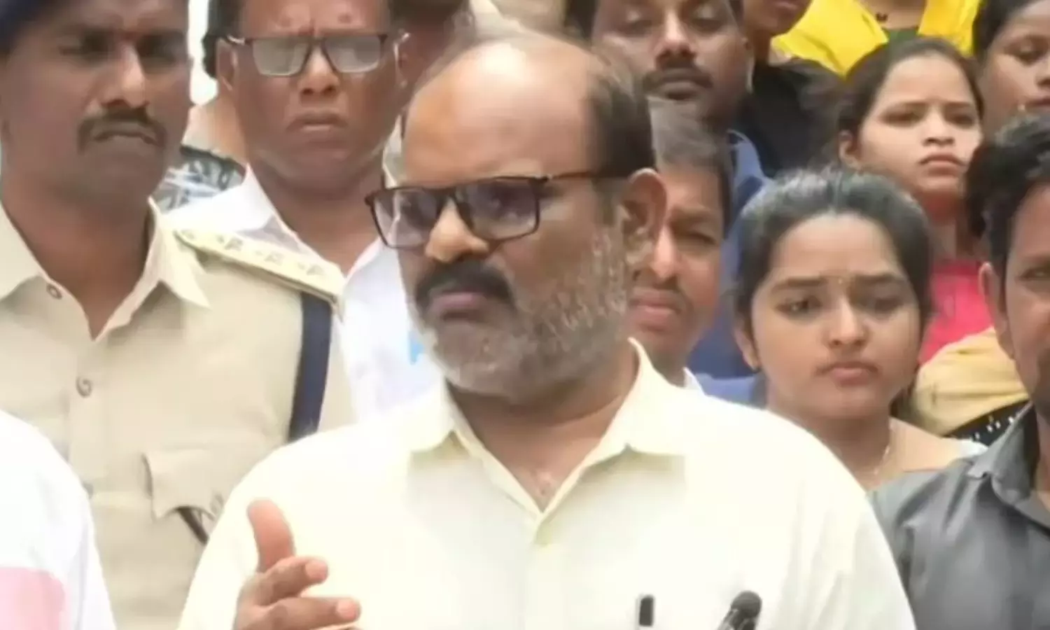Andhra: प्रियंका के पिता ने उनकी मौत की विस्तृत जांच की मांग की है Andhra: प्रियंका के पिता ने उनकी मौत की विस्तृत जांच की मांग की है