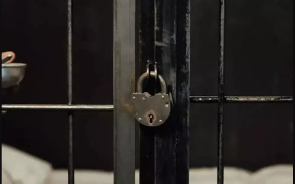 सुंदरगढ़ जिला अस्पताल से हत्या का आरोपी फरार, टॉयलेट जाने का बहाना बनाकर भागा सुंदरगढ़ जिला अस्पताल से हत्या का आरोपी फरार, टॉयलेट जाने का बहाना बनाकर भागा