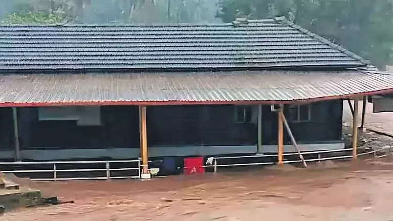 दक्षिण कन्नड़ में भारी बारिश से दर्पण तीर्थ नदी उफनी, आदि सुब्रह्मण्य मंदिर परिसर में भरा पानी दक्षिण कन्नड़ में भारी बारिश से दर्पण तीर्थ नदी उफनी, आदि सुब्रह्मण्य मंदिर परिसर में भरा पानी