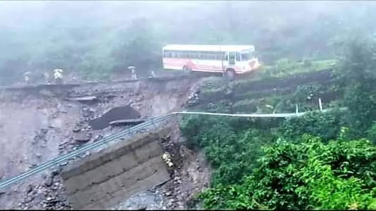 Shimla: हिमाचल में बारिश से नुकसान जारी, चंबा में भूस्खलन से सड़क क्षतिग्रस्त Shimla: हिमाचल में बारिश से नुकसान जारी, चंबा में भूस्खलन से सड़क क्षतिग्रस्त