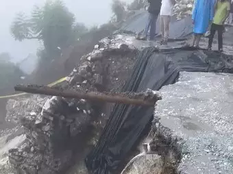 Gopeshwar: भूस्खलन से ग्वाड गांव में बढ़ा खतरा, 60 परिवारों पर मंडरा रहा संकट Gopeshwar: भूस्खलन से ग्वाड गांव में बढ़ा खतरा, 60 परिवारों पर मंडरा रहा संकट