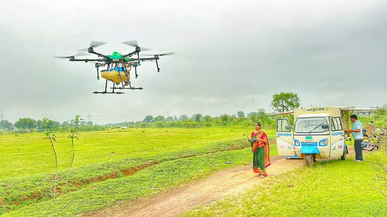 ड्रोन के पंखों से आत्मनिर्भरता की उड़ान ड्रोन के पंखों से आत्मनिर्भरता की उड़ान