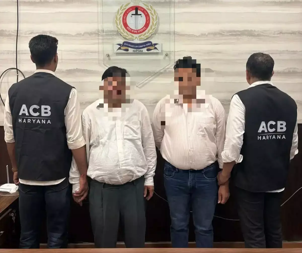 Faridabad: रिश्वत लेते ईटीओ और चालक गिरफ्तार, एक लाख रुपये की डील पड़ी भारी Faridabad: रिश्वत लेते ईटीओ और चालक गिरफ्तार, एक लाख रुपये की डील पड़ी भारी