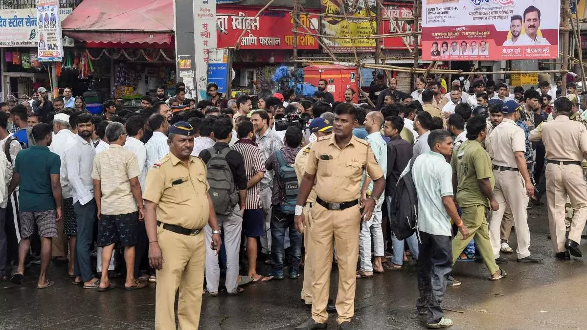 Mumbai: ड्राइवरों ने मराठी अनिवार्यता के खिलाफ उठाई आवाज, दायर की याचिका Mumbai: ड्राइवरों ने मराठी अनिवार्यता के खिलाफ उठाई आवाज, दायर की याचिका
