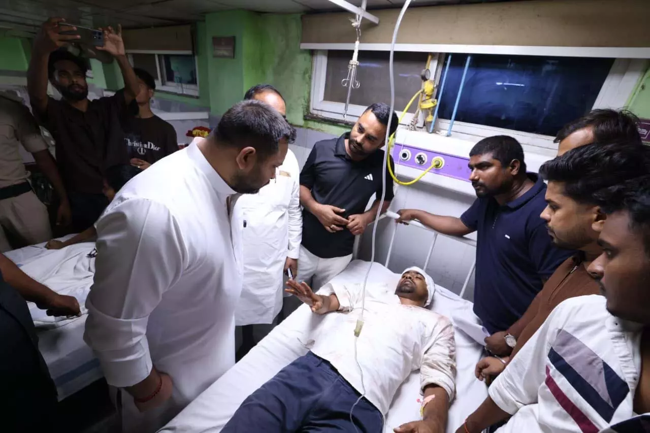 तेजस्वी यादव ने घायल छात्रों से की मुलाकात, CM सम्राट चौधरी से मांगी माफी की मांग तेजस्वी यादव ने घायल छात्रों से की मुलाकात, CM सम्राट चौधरी से मांगी माफी की मांग