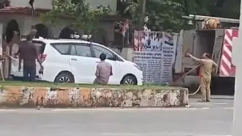सिंगरौली में विधायक की कार धोने के लिए फायर टेंडर के इस्तेमाल का वीडियो वायरल सिंगरौली में विधायक की कार धोने के लिए फायर टेंडर के इस्तेमाल का वीडियो वायरल