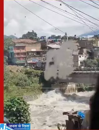 ताश के पत्तों की तरह गिरी बहुमंजिला इमारत नेपाल में खौफनाक हादसा ताश के पत्तों की तरह गिरी बहुमंजिला इमारत नेपाल में खौफनाक हादसा