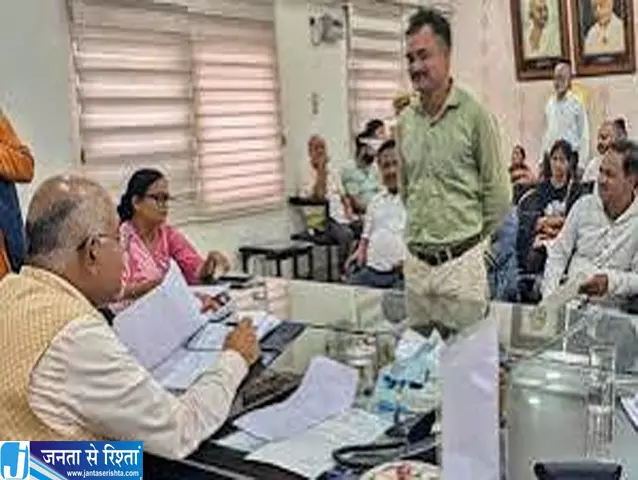 लाइसेंस लेने पहुंचा युवक लेकिन DM की शर्त सुन रह गया हैरान लाइसेंस लेने पहुंचा युवक लेकिन DM की शर्त सुन रह गया हैरान