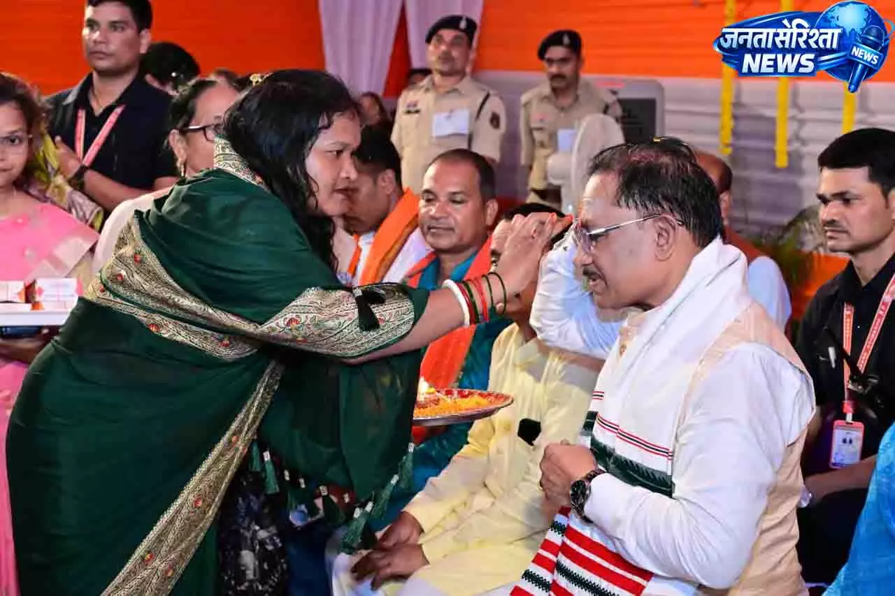 पंडरीपानी में रक्षाबंधन एवं बहनों से संवाद कार्यक्रम में शामिल हुए मुख्यमंत्री साय पंडरीपानी में रक्षाबंधन एवं बहनों से संवाद कार्यक्रम में शामिल हुए मुख्यमंत्री साय