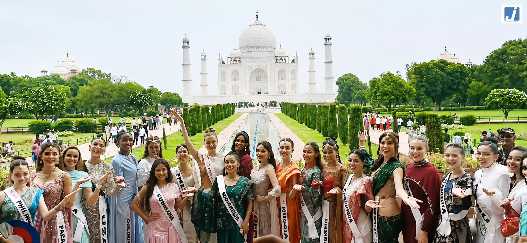 ताज के आगे थम गईं दुनिया की हसीनाएं 30 देशों की सुंदरियों ने बिखेरा ग्लैमर ताज के आगे थम गईं दुनिया की हसीनाएं 30 देशों की सुंदरियों ने बिखेरा ग्लैमर