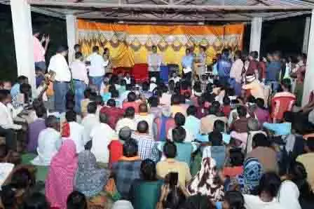 कलेक्टर कुंदन ने लगाई चौपाल, ग्रामीणों के बीच जमीन पर बैठकर सुनीं समस्याएं कलेक्टर कुंदन ने लगाई चौपाल, ग्रामीणों के बीच जमीन पर बैठकर सुनीं समस्याएं