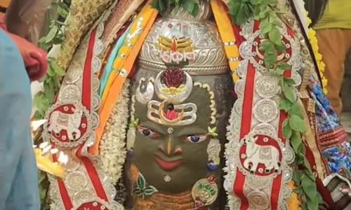 Ujjain: राजा स्वरूप में बाबा महाकाल का भव्य शृंगार, भस्म आरती में बड़ी संख्या में शामिल हुए श्रद्धालु