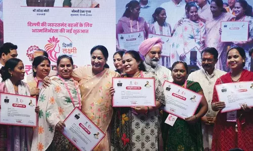 सीएम रेखा ने दिल्ली लक्ष्मी योजना की शुरुआत की सीएम रेखा ने दिल्ली लक्ष्मी योजना की शुरुआत की