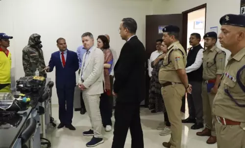 Dehradun: विश्व बैंक प्रतिनिधिमंडल ने परखी SDRF की तैयारियां, आपदा प्रबंधन पर हुआ फोकस Dehradun: विश्व बैंक प्रतिनिधिमंडल ने परखी SDRF की तैयारियां, आपदा प्रबंधन पर हुआ फोकस