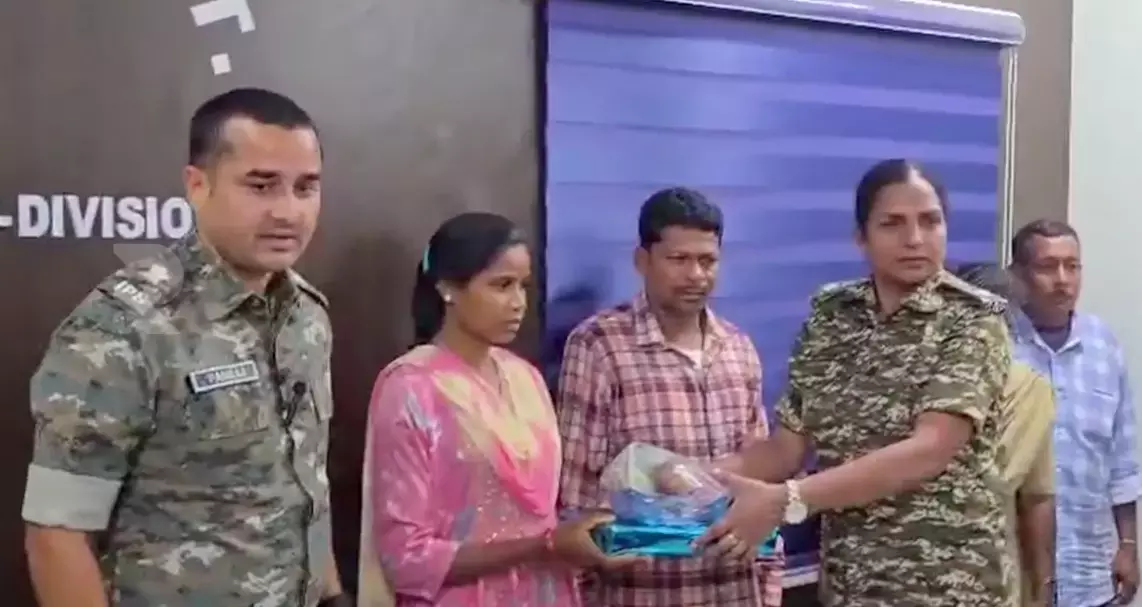 Andhra: चिंतूर में तीन माओवादियों ने सरेंडर किया Andhra: चिंतूर में तीन माओवादियों ने सरेंडर किया