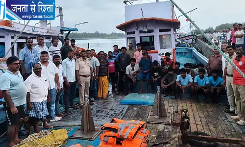 अरब सागर में नाव पलटी, 27 मछुआरों को समय रहते बचाया गया