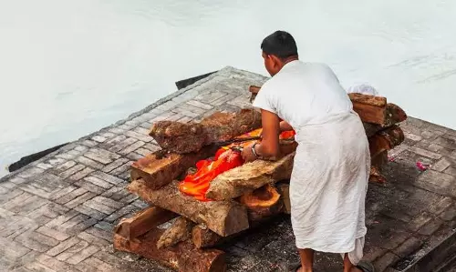 अंतिम संस्कार में क्यों फोड़ा जाता है शव का सिर जानिए वजह