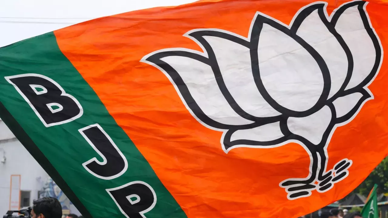 बंगाल राजनीति: केंद्रीय मंत्री पर टिप्पणी भारी, BJP विधायक को शो-कॉज