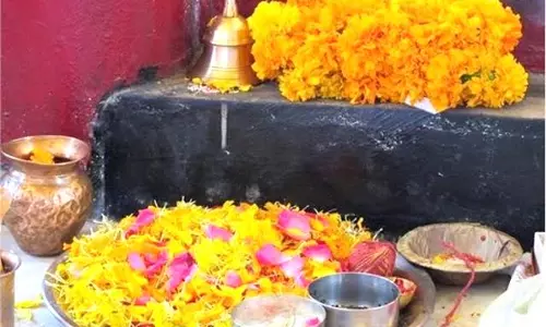 पूजा के फूलों को भूलकर भी न फेंकें अपनाएं ये धार्मिक उपाय