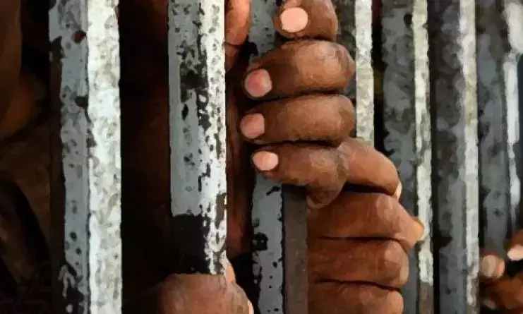 Andhra: राजमहेंद्रवरम में बीयर की बोतलों से युवाओं पर हमला करने के आरोप में 3 महिलाओं को पकड़ा गया Andhra: राजमहेंद्रवरम में बीयर की बोतलों से युवाओं पर हमला करने के आरोप में 3 महिलाओं को पकड़ा गया