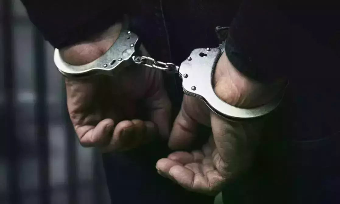 Telangana: वैलेट काउंटर से चाबियां चुराकर कार ले जाने वाला व्यक्ति गिरफ्तार Telangana: वैलेट काउंटर से चाबियां चुराकर कार ले जाने वाला व्यक्ति गिरफ्तार