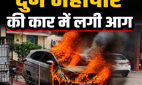 दुर्ग महापौर की कार में लगी आग, मच गया हड़कंप
