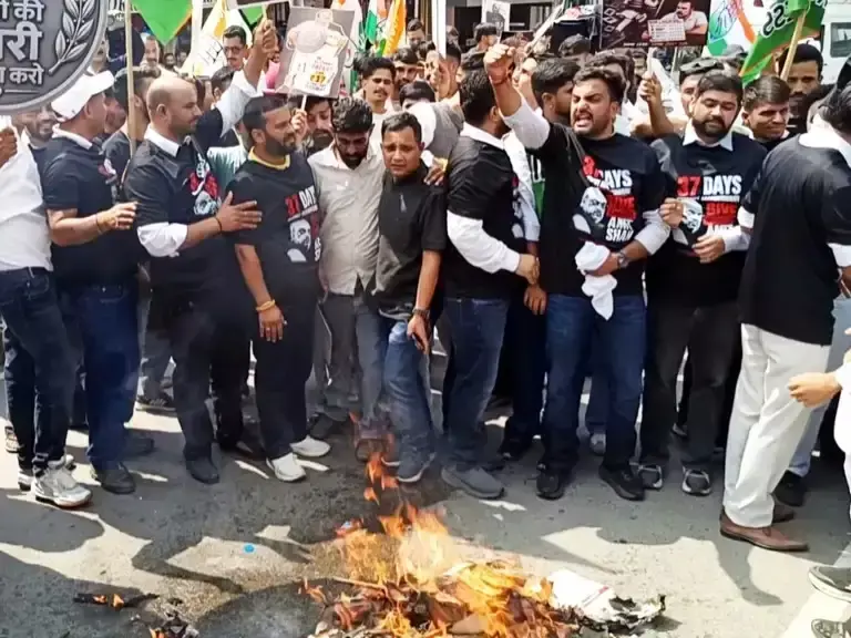 Mandi: युवा कांग्रेस ने सुंदरनगर में किया विरोध प्रदर्शन, अमित शाह के इस्तीफे की मांग Mandi: युवा कांग्रेस ने सुंदरनगर में किया विरोध प्रदर्शन, अमित शाह के इस्तीफे की मांग