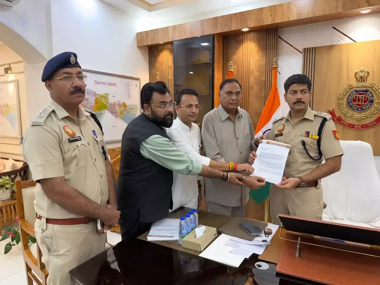 New Delhi: दिल्ली भाजपा ने नितिन नवीन को घेरा, सोशल मीडिया पोस्ट पर पुलिस में शिकायत New Delhi: दिल्ली भाजपा ने नितिन नवीन को घेरा, सोशल मीडिया पोस्ट पर पुलिस में शिकायत