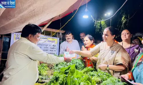 विधायक सीमा हिरे ने बांधी एक लाख राखियां मेहनतकश लोगों के सम्मान में शुरू की अनोखी पहल विधायक सीमा हिरे ने बांधी एक लाख राखियां मेहनतकश लोगों के सम्मान में शुरू की अनोखी पहल
