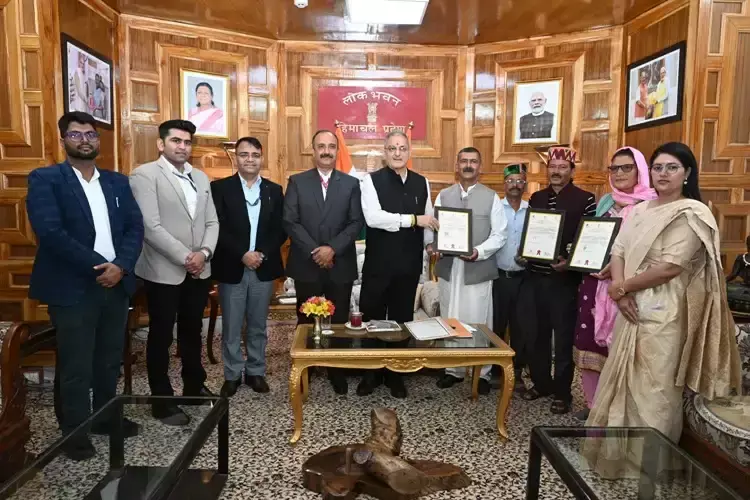 Shimla: हिमाचल की पारंपरिक कलाओं को नई पहचान, कारीगरों को मिला जीआई प्रमाण-पत्र Shimla: हिमाचल की पारंपरिक कलाओं को नई पहचान, कारीगरों को मिला जीआई प्रमाण-पत्र