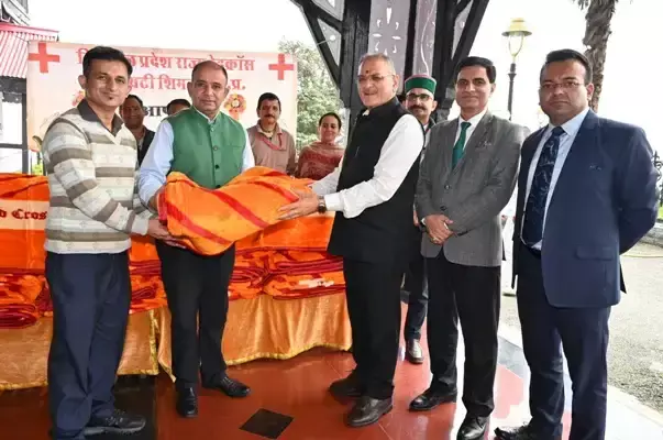 Shimla: नन्हे मरीजों की सुविधा के लिए राज्यपाल ने आईजीएमसी को भेंट किए कंबल Shimla: नन्हे मरीजों की सुविधा के लिए राज्यपाल ने आईजीएमसी को भेंट किए कंबल