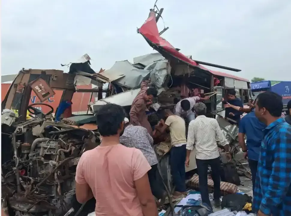 Udaipur: भीषण सड़क हादसे में गई तीन जानें, उदयपुर में बस-ट्रेलर की भिड़ंत