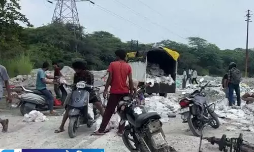 मेरठ में रहस्यमयी तरीके से फेंकी गई जिम प्लेटें लोग बोरे भरकर ले गए