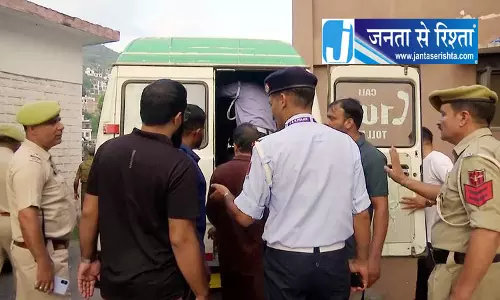 Poonch में कमर्शियल वैन सड़क से उतरी; 6 की मौत, 3 घायल Poonch में कमर्शियल वैन सड़क से उतरी; 6 की मौत, 3 घायल