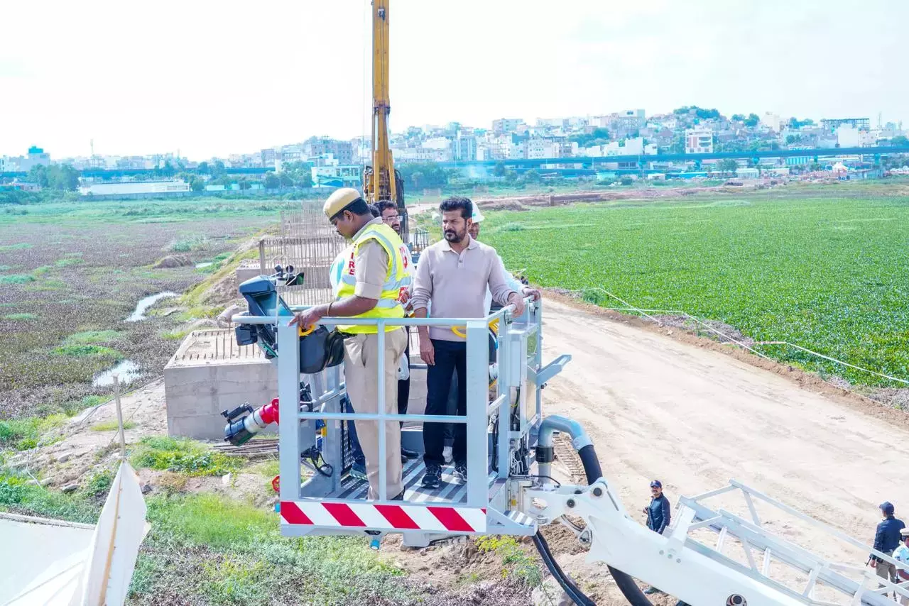 Telangana: रेवंत रेड्डी ने मिरलम चेरुवु विकास कार्यों का निरीक्षण किया