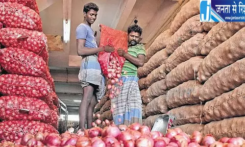 त्योहारों से पहले प्याज के दाम में लगी आग 100 रुपये किलो तक पहुंचने की आशंका त्योहारों से पहले प्याज के दाम में लगी आग 100 रुपये किलो तक पहुंचने की आशंका
