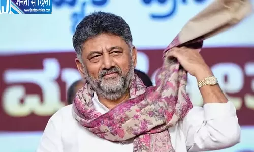 डीके शिवकुमार के 50 रुपये हेयरकट वाले बयान पर सोशल मीडिया में छिड़ी बहस डीके शिवकुमार के 50 रुपये हेयरकट वाले बयान पर सोशल मीडिया में छिड़ी बहस
