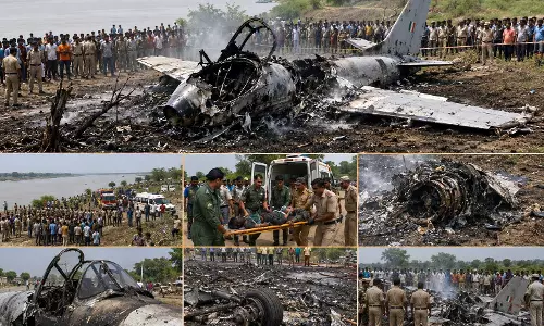 तेज धमाके के बाद जमीन पर गिरा विमान, एक पायलट की मौत