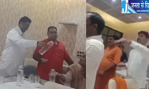 गंगाजल हाथ में लेकर रिश्वत बांटने की कसम का वीडियो वायरल